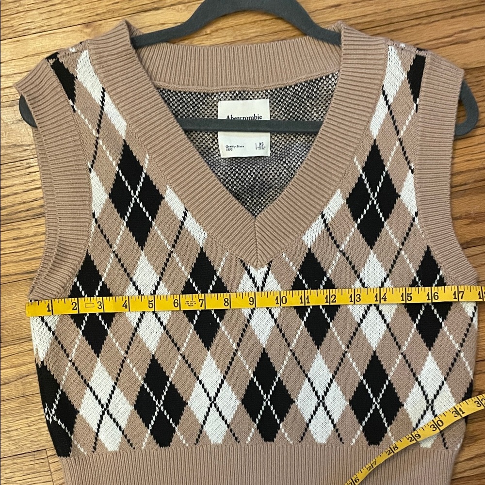 Abercrombie & Fitch Women's V-Neck Argyle Sweater Vest - Brown, Black, and Cream - Picture 6 of 6